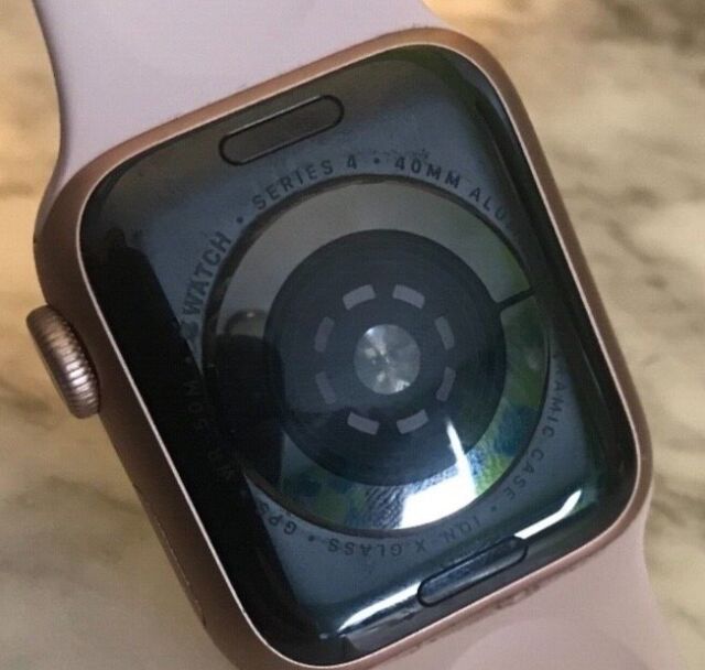Apple Watch Series 4 40 mm Gold Aluminum Case with Pink Sand Sport 
