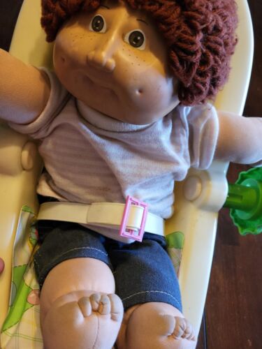 VINTAGE 1983 KOHLAUFNÄHER KINDERPUPPE & TRAGE WIEGE braunes Haar Junge & Kleidung - Bild 2 von 8