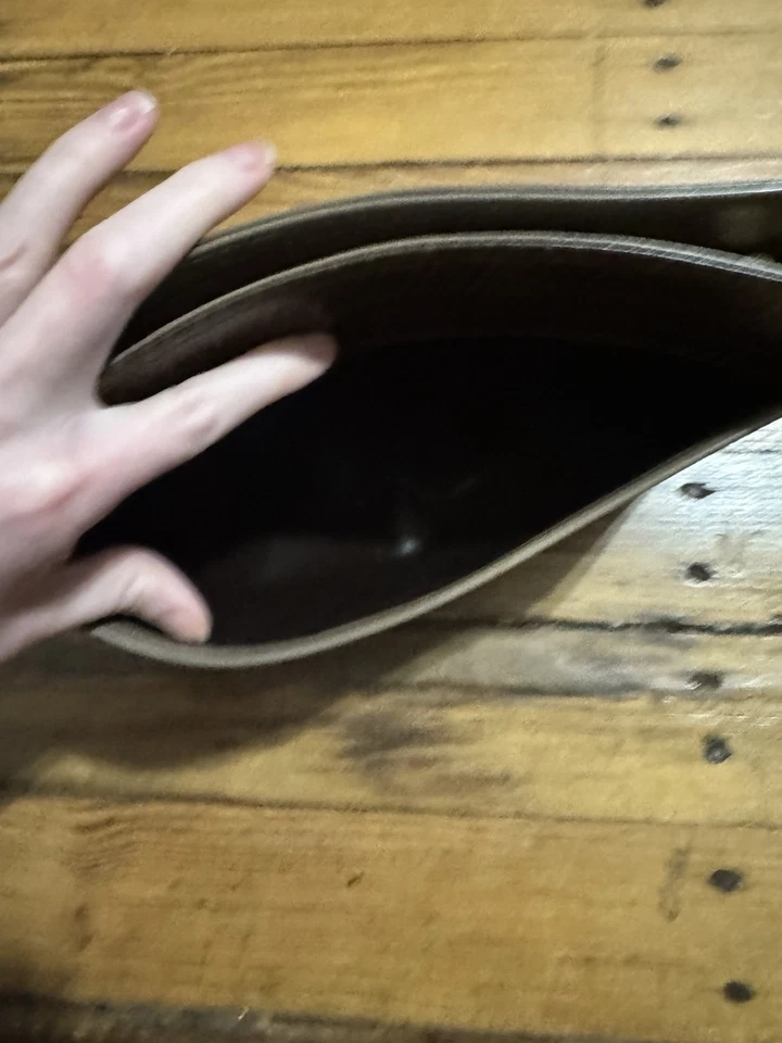 Bolso clutch Valentino monograma cuero marrón  Foto 3 de 4