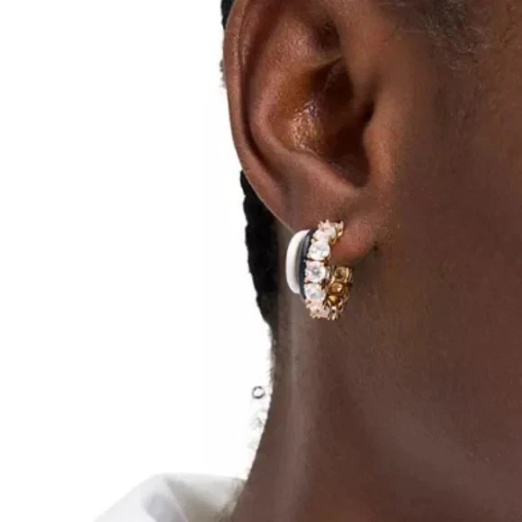 Pendientes Huggies Kate Spade Hint of Shimmer apilados en negro Foto 2 de 4