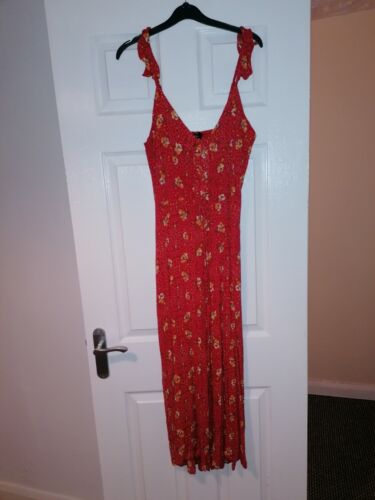 Boohoo Red lace up front ditsy floral Playsuit size 8 - Picture 1 of 4