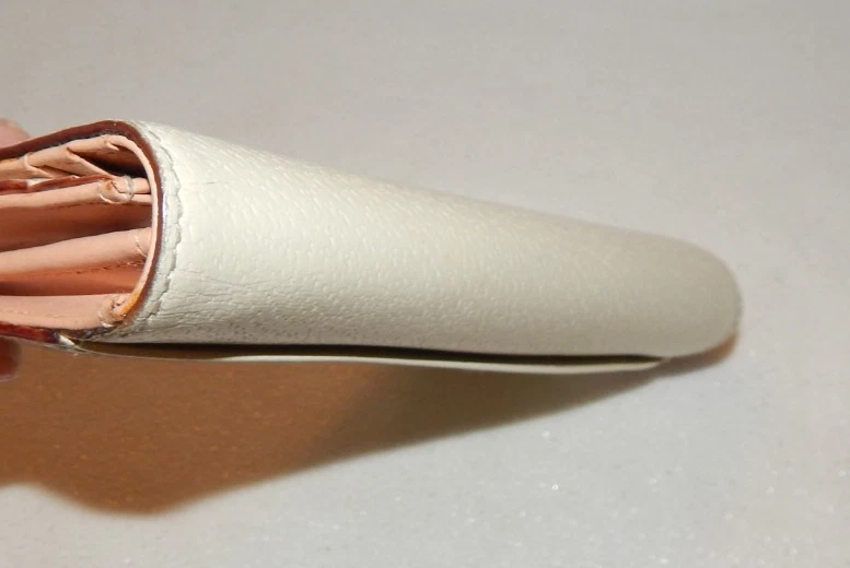 Cartera sin asas Kate Spade WLRU0786 Wellesley plegable de cuero blanco crema usada en excelente estado Foto 3 de 4