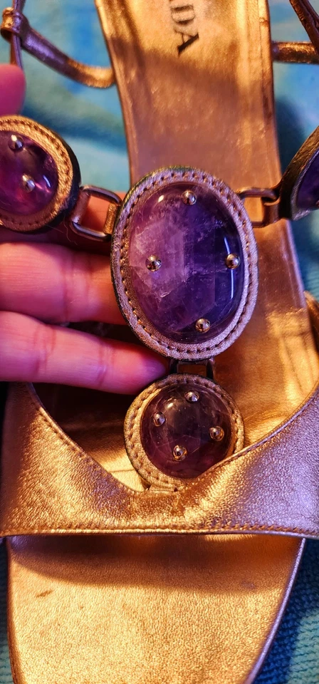 Sandalias de tacón PRADA metálicas doradas amatista púrpura cristal 37,5, 7 EE. UU. Foto 3 de 4