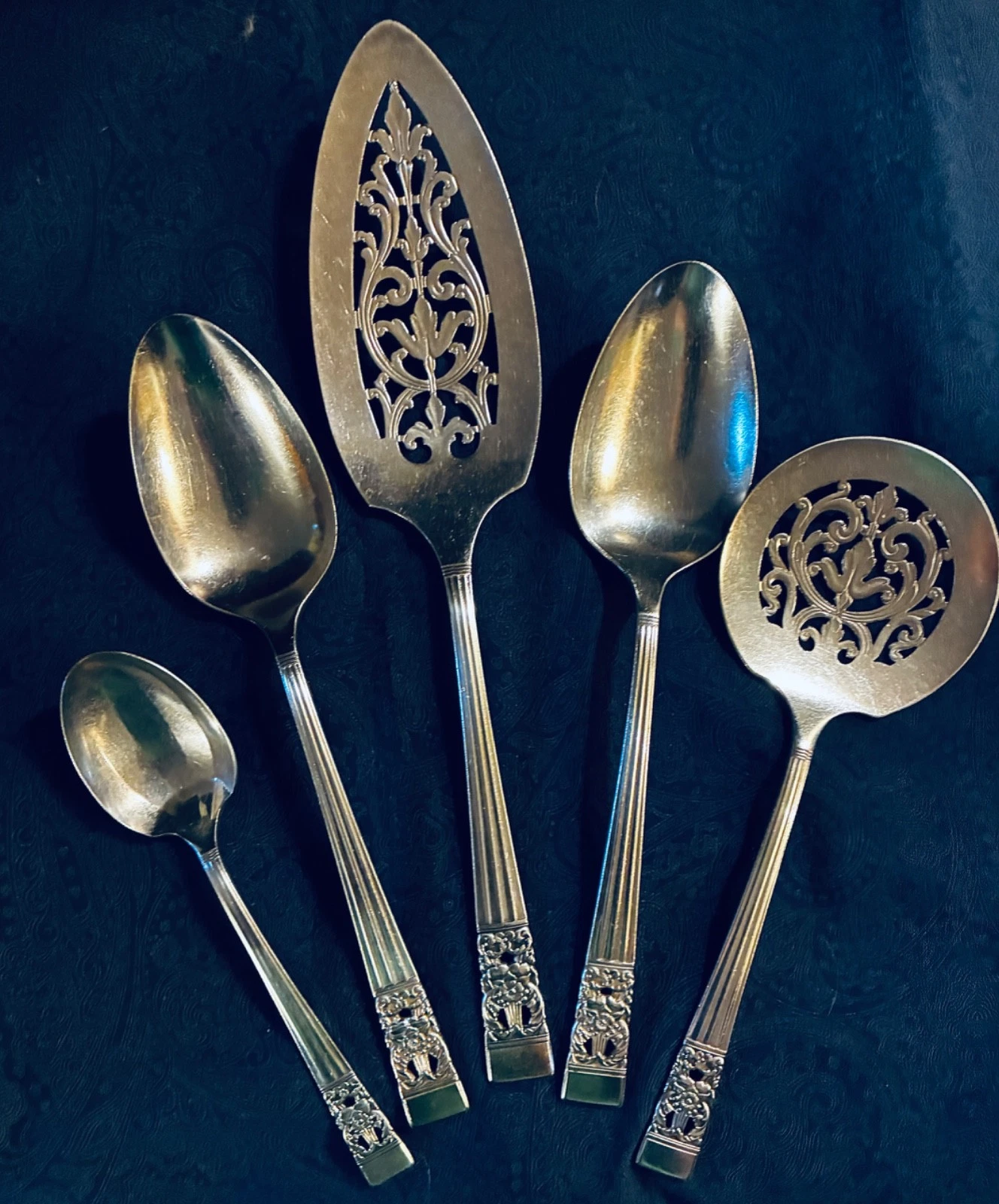 🎆 FANTASTIC! Oneida 1936 Coronation FIVE Serving Pieces✨Freshly Polished✨
Opens in a new window or