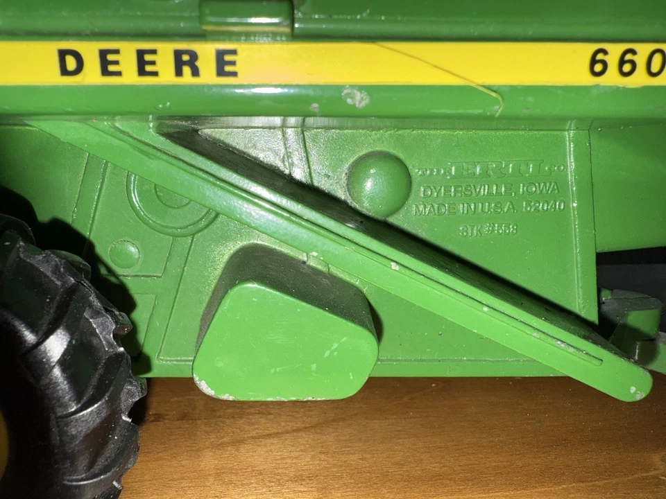 Vintage ERTL John Deere Combine 6600 Die-Cast Metal Farm Equipment STK#558 - Image 3 of 4