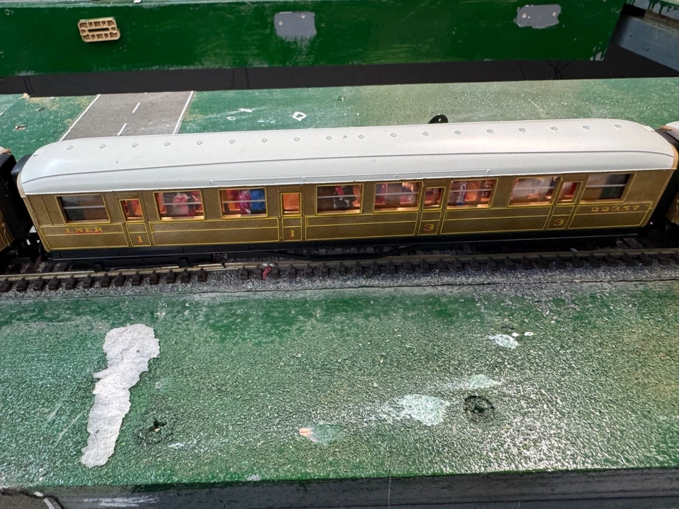 LNER Teak Coaches  rake  of 3 with lights & passengers Hornby OO GAUGE - Image 3 of 4