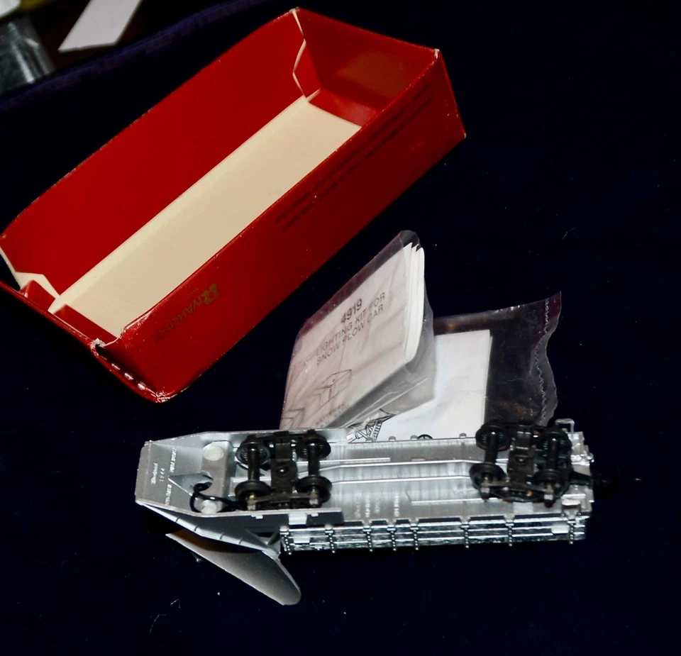 HO Rivarossi Union Pacific Snow Plow 2290 w/light kit - Image 2 of 4