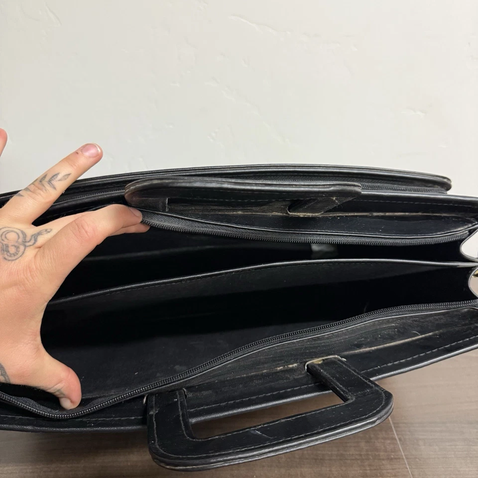 Maletín vintage de cuero negro con asas retráctiles estructurado para oficina Foto 2 de 4