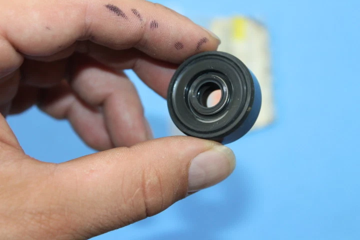 NOS Yamaha Oil Seal 83-97 YZ80 83-97 YZ250 86-97 YZ125 88-90 DT50 93103-10168 - Image 2 of 4