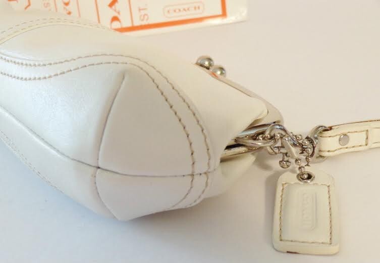 バッグ Coach Soho Clutch Bag White Second Bag COACH Soho Kisslock Off White Leather Framed Wristlet Clutch Purse
