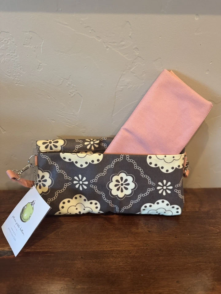 Petunia Pickle Bottom “Breakfast In Belfast” Change It Up Clutch W/ Changing Pad - Imagem 2 de 4