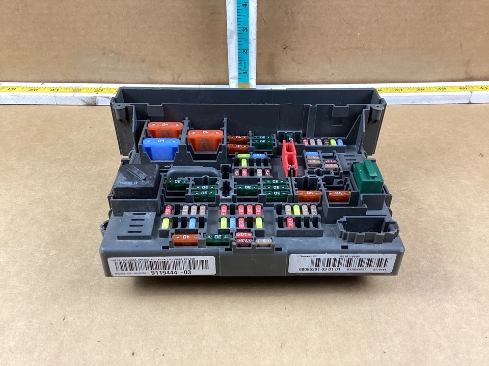 2007-2013 BMW 328i E90 Front Power Distribution Fuse Box 9119444 OEM - Image 3 of 4