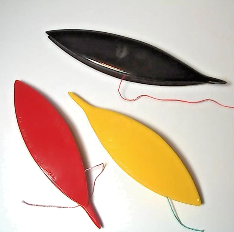 3 VINTAGE BOYE PLASTIC TATTING SUTTLES - Image 3 of 4