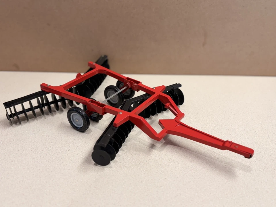 Ertl - Case IH Magnum 8950 Tractor Collectors Ed, Disk attachment and OG box.  - Image 3 of 4