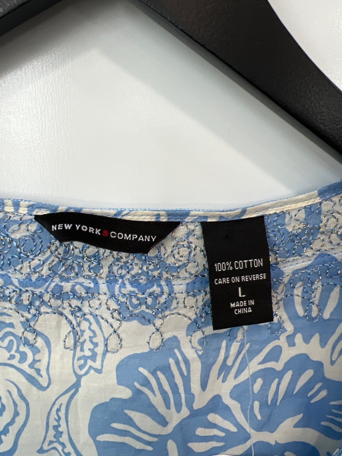 New York and Company Floral Embroidered Top Size Large VNeck Sleeveless Blue NEW