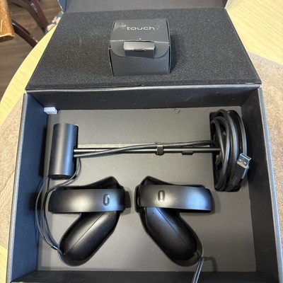 Oculus Rift Wireless Touch Controllers & Sensor
