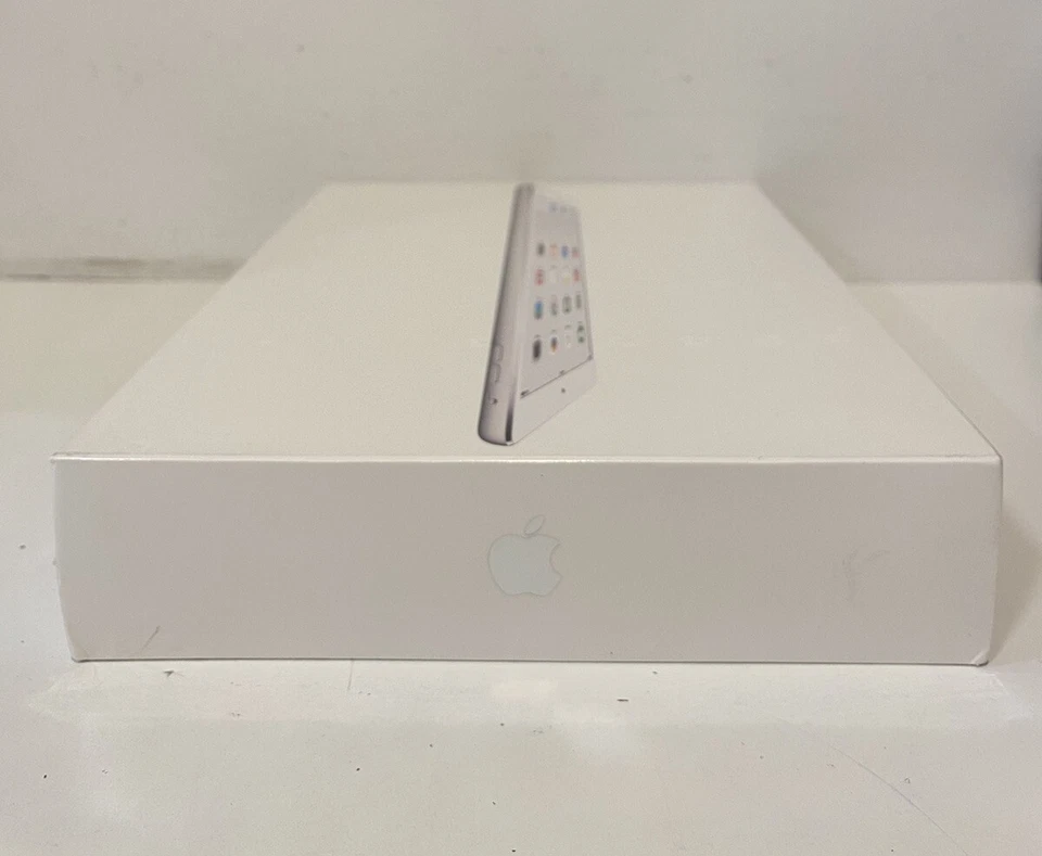 New COLLECTOR'S ITEM Apple iPad Air 1st Gen. 16GB, Wi-Fi + 4G, 9.7in - Silver - Image 4 of 4