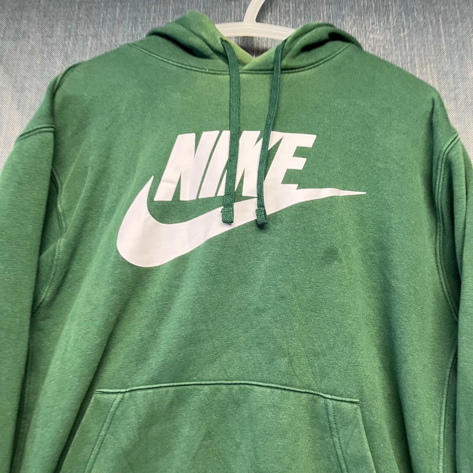 Nike Men's Hoodie Size M Green White Logo Graphic Pullover Sportswear Casual thumbnail 2