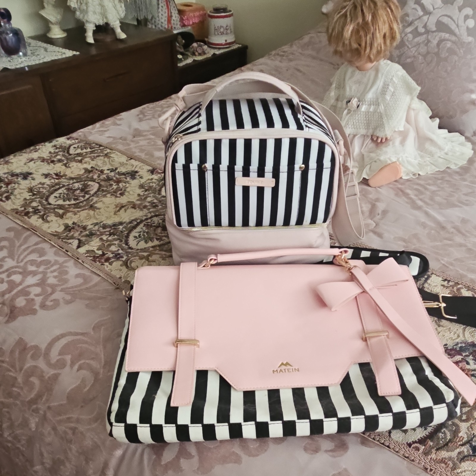 Set With Bow Accent