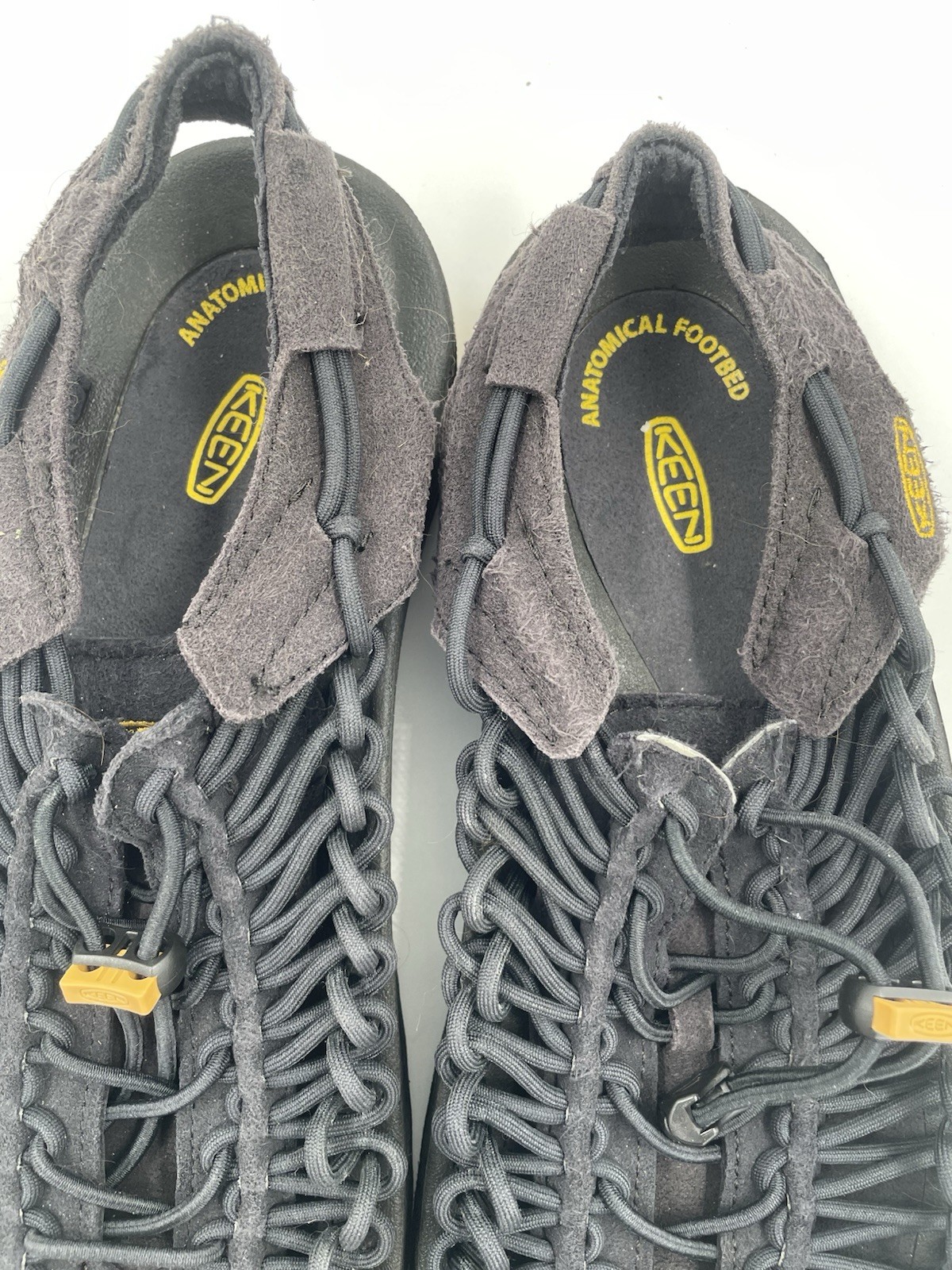 Scarpe sandalo Keen UNEEK due corde uomo taglia 10 nero su nero con dettagli gialli