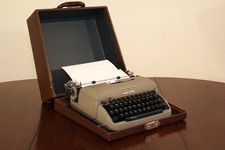 FULLY FUNCTIONAL – 1950s Remington Travel-Riter Portable Typewriter w/Case thumbnail