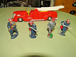 VINTAGE 1950s TOY FRICTION MOTOR FIRE ENGINE TRUCK & 4 LEAD CAST 1930S FIREMEN