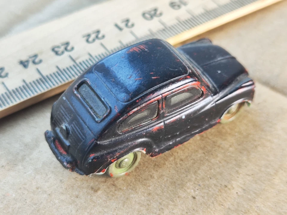 Auto d'epoca retrò Fiat 600 Siku, Germania, piccolo modello di auto - Immagine 2 di 4