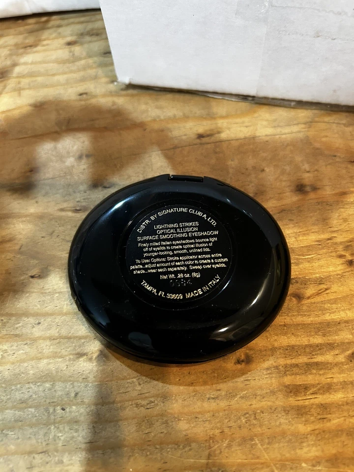 SIGNATURE CLUB A Lightning Strikes Optical Illusion Surface Smoothing Eyeshadow - Image 3 of 3