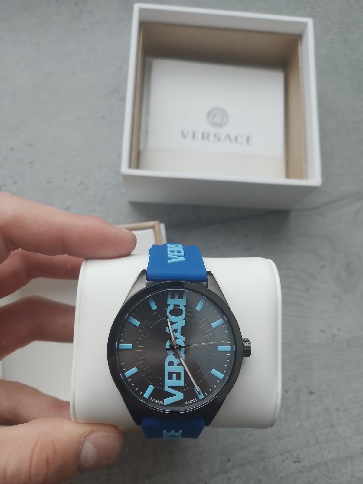 Stylish Wristwatch for Men and Women - Trendy Timepiece-image