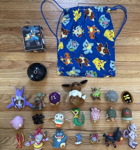 Pokémon Mixed Lot of 24 Action Figures, Poké Ball, string backpack and box. RARE
