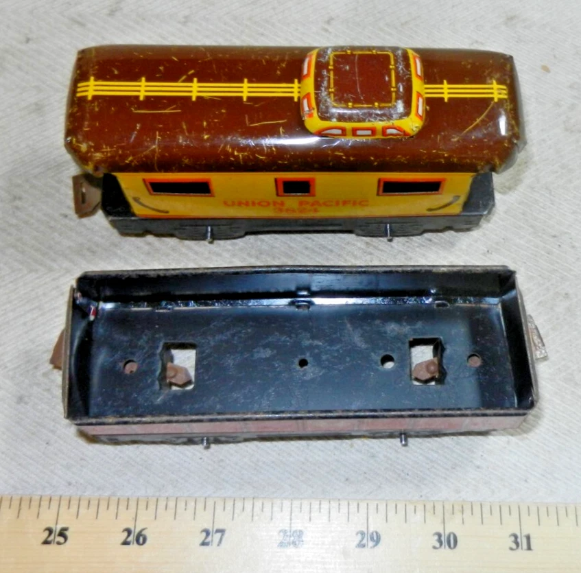 Marx 6 Inch 91257 red Seaboard gondola + 3824 yellow Union Pacific caboose - Image 4 of 4