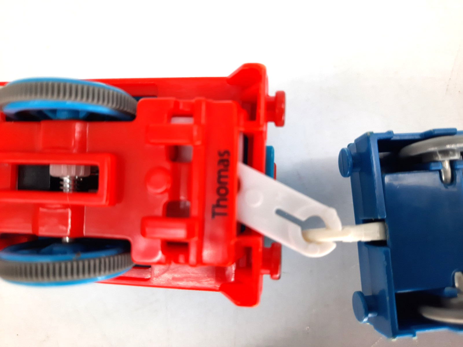 Thomas & Friends TrackMaster 2009 Motorized Thomas Engine R9488 + Cargo Car Y334