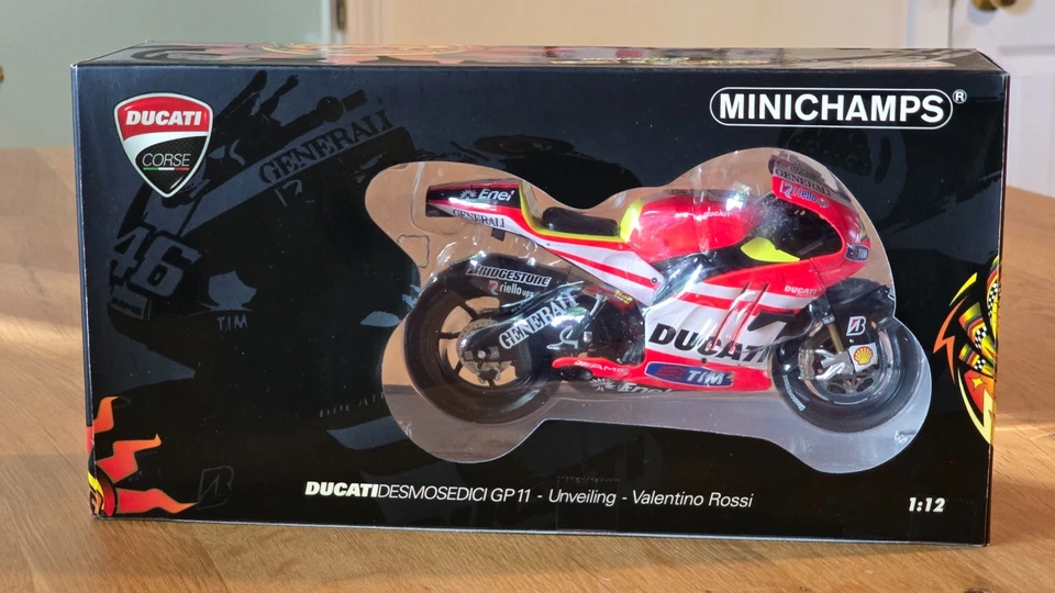 1/12 Minichamps VALENTINO ROSSI Ducati Desmosedici GP11 Unveiling 122110846 Foto 2 de 3