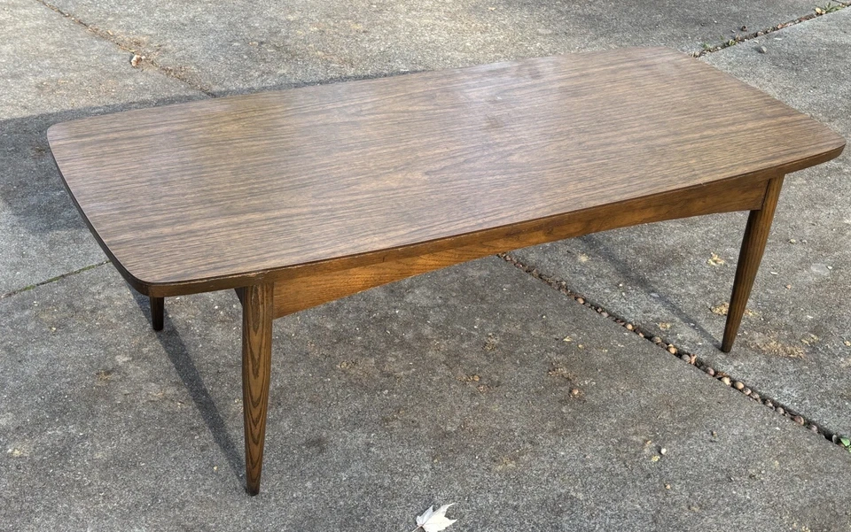 Mesa de centro de tabla de surf vintage moderna de mediados de siglo con tapa de roble aserrado en cuartos Foto 2 de 4