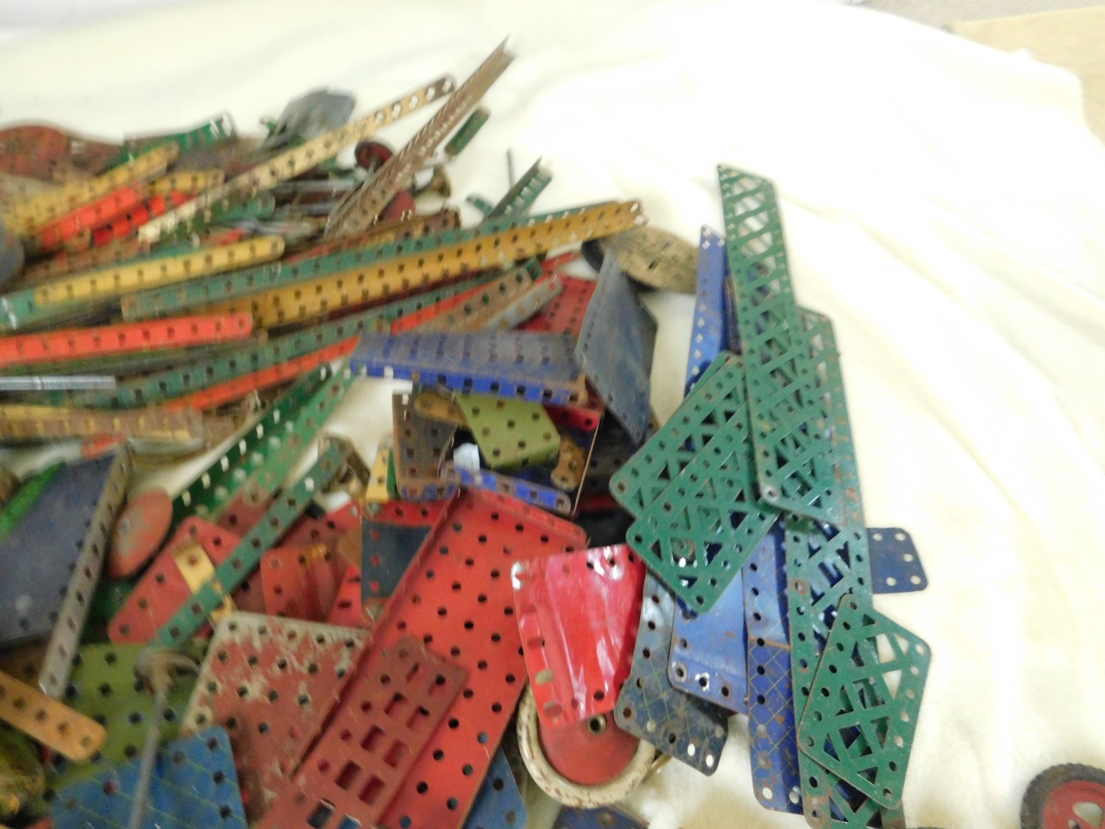 Vintage 18.5kg Meccano Joblot Spare Parts Wheels Cogs Screws Motor Plates etc
