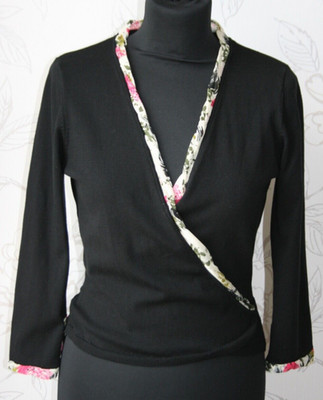 NOUGAT LONDON Wickel Cardigan Seide/Baumwolle Strick 3/4 Ärmel schwarz & Blumen V-Ausschnitt.