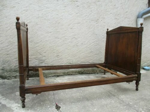 Literie du XIXe siècle en noyer