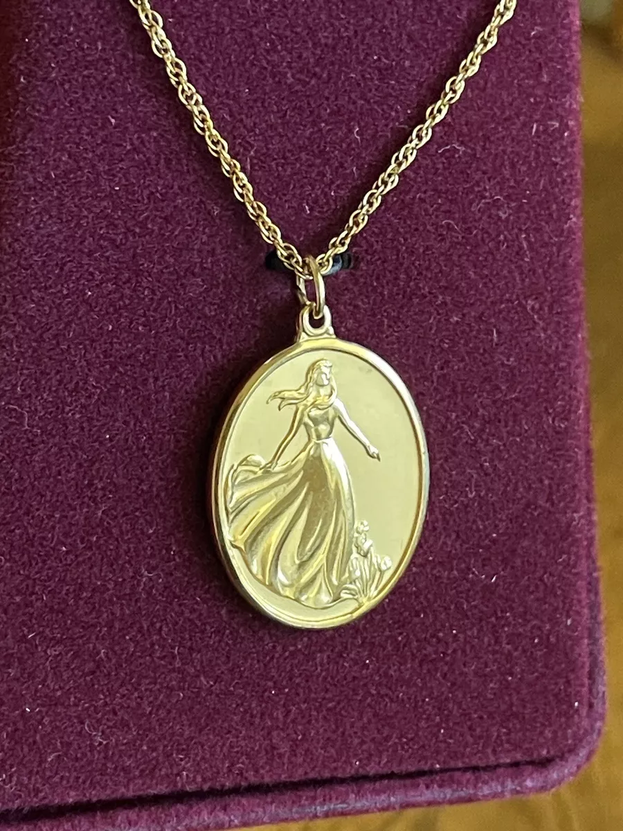 Young women deals necklace