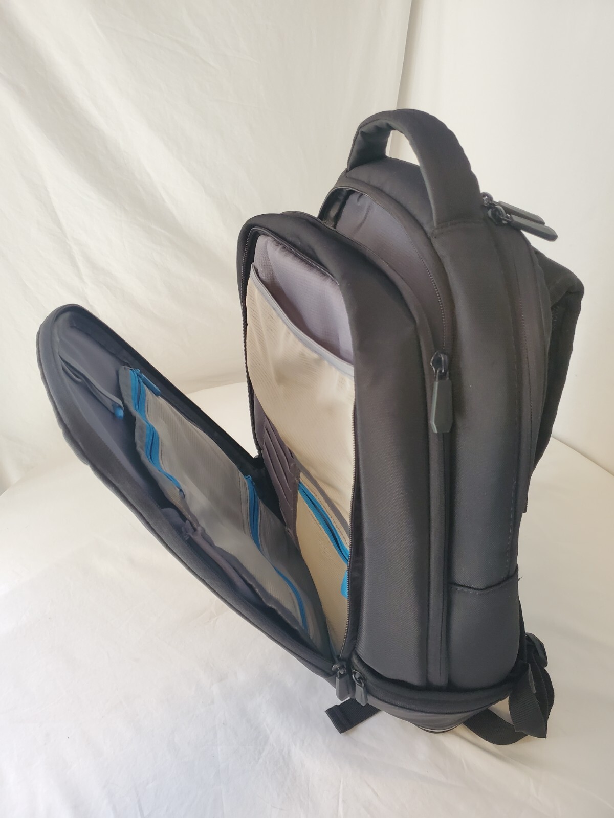 Alienware Vindicator Gaming Laptop Backpack, 18-Inch, (AWVBP18)