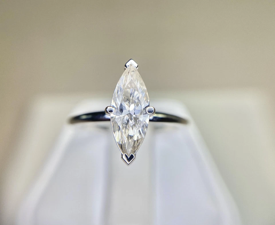 Anillo de compromiso vintage solitario de diamantes naturales marquesa de oro blanco de 14k GIA Foto 4 de 4