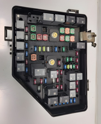 2007-2008 GMC Acadia Engine Fuse Box Assembly OEM