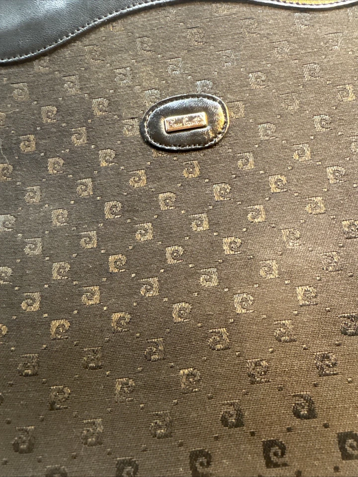 Bolsa de ombro Pierre Cardin vintage preta de lona e couro com detalhes em prata - Imagem 2 de 4