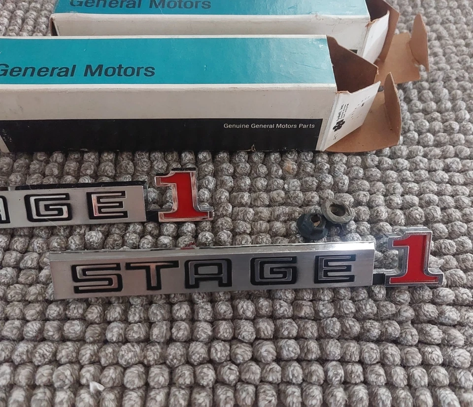 1970 71 72 73 74 Buick GS "Stage 1" emblemas de guardabarros delantero nuevo de stock original GM Foto 4 de 4