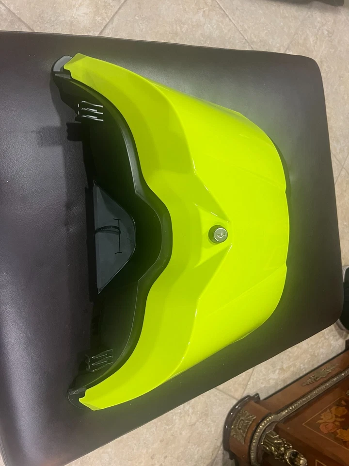 Cubierta de caja de almacenamiento de asiento de pasajero Can-Am Spyder F3S 708201240 AMARILLO Foto 2 de 4