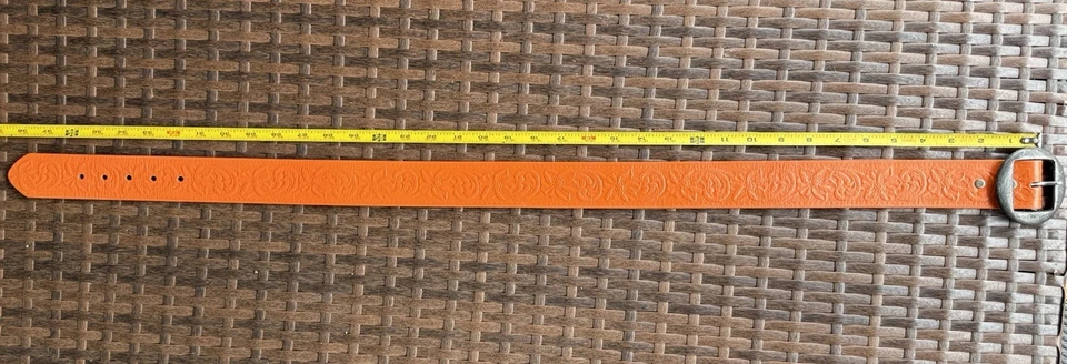 Cinturón liso Dos Flores vintage de cuero naranja en relieve. Hebilla extraíble talla 34. Foto 3 de 4