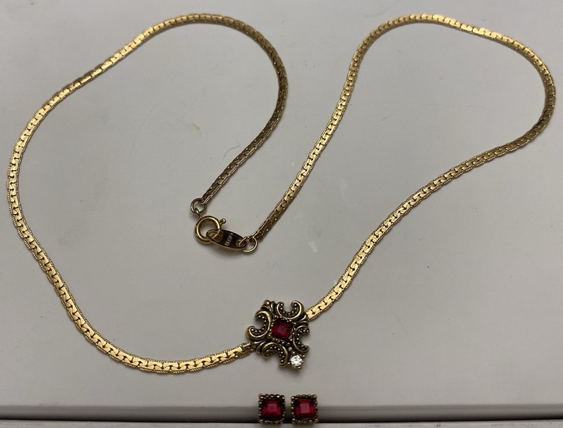 Rarer AVON Victorian Revival Petite Gold Tone Pendant Necklace & Earrings RED 