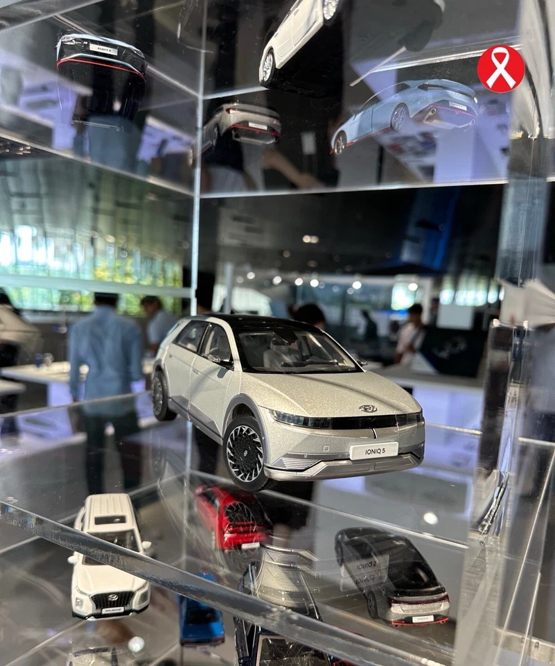 Hyundai IONIQ 5 matte Gold 1:18 Diecast - Image 2 of 4