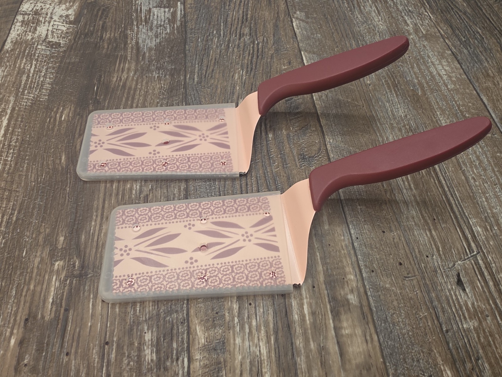 Temptations Spatula Old World Red Serrated Servers w/Cases SET OF 2 Cake Pie VGC