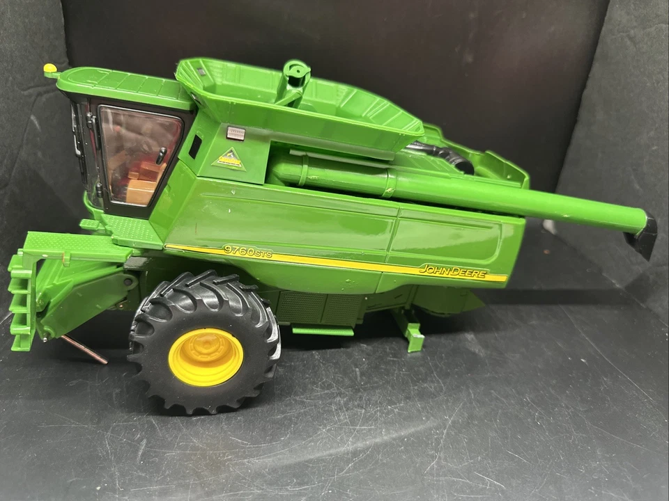 1/32 Ertl Farm Toy John Deere 9760 STS Combine  Collector Edition in Box Damaged - Image 3 of 4
