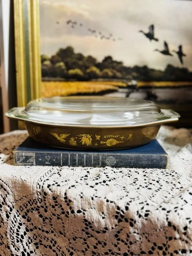 Vtg PYREX GOLD EARLY AMERICAN 1.5 Qt Divided Serving Dish W/Clear Lid   READ